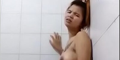 ดูคลิปโป๊ ผัวเลียหีเมียในห้องน้ำ สาวนมใหญ่หุ่นดีเย็ดกันในห้องน้ำโดนยืนเลียหี