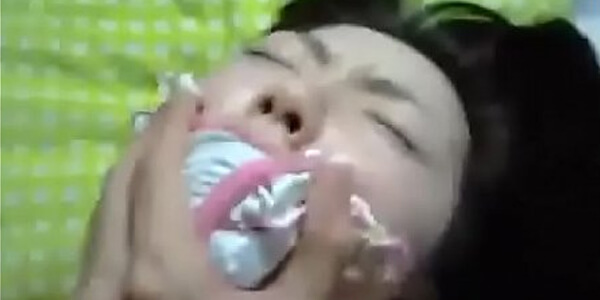 คลิปหลุดทางบ้าน สาวสวยโดนเย็ดหีสุดเสียว แฟนสาวโดนหลอกมาเย็ดที่บ้าน
