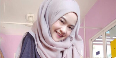 รูปโป๊สาวสวย น้องจัสมินน่ากระเเทกเย็ด นั่งเเหกหีแหย่นิ้วเข้าแหย่ออกจนน้ำหีแฉะ