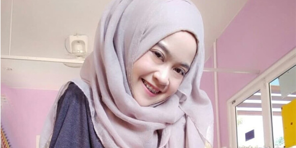 รูปโป๊สาวสวย น้องจัสมินน่ากระเเทกเย็ด นั่งเเหกหีแหย่นิ้วเข้าแหย่ออกจนน้ำหีแฉะ