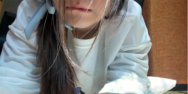 คลิปเอ็ก สาวน่ารักโดนจับเด้าเเตด พร้อมควักหำออกมาโม๊คควยให้แฟนหนุ่มเสียว