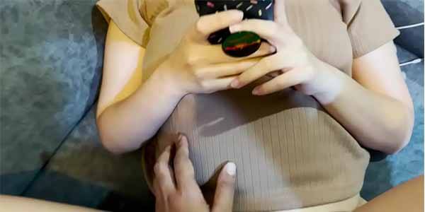 คลิปโป๊ฟรี ผัวหนุ่มเงี่ยนหีมากเลย จับเมียเย็ดตอนเธอเล่นเกม กระเเทกเน้นจนเเตก