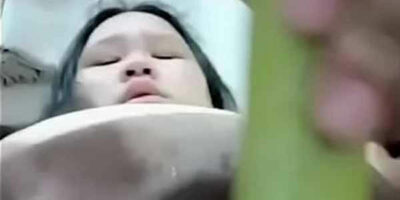 คลิปโป๊ออนไลน์ฟรี สาวอวบเอามะเขือยาวยัดรู เล่นเสียวต่อหน้ากล้องอย่างเด็ดเลย