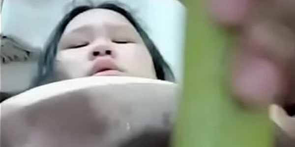 คลิปโป๊ออนไลน์ฟรี สาวอวบเอามะเขือยาวยัดรู เล่นเสียวต่อหน้ากล้องอย่างเด็ดเลย