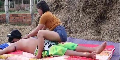 คลิป xxxxx สาวแว่นหุ่นอวบหีสวย รับงานหมอนวดกระปู๋นัดหนุ่มมานาบเสียว ๆ หลังกองฟาง