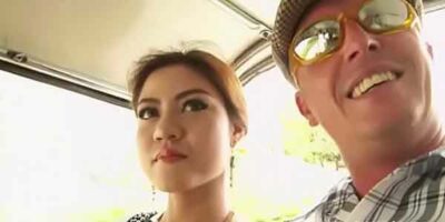 หนังเอกไทย ไอ้หนุ่มฝรั่ง x รุ่นใหญ่ นั่งตุ๊ก ๆ ไปรับสาวมาสี้ เย้ดหีถึงโรงแรมอย่างเด็ดเลย