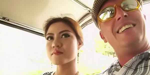 หนังเอกไทย ไอ้หนุ่มฝรั่ง x รุ่นใหญ่ นั่งตุ๊ก ๆ ไปรับสาวมาสี้ เย้ดหีถึงโรงแรมอย่างเด็ดเลย